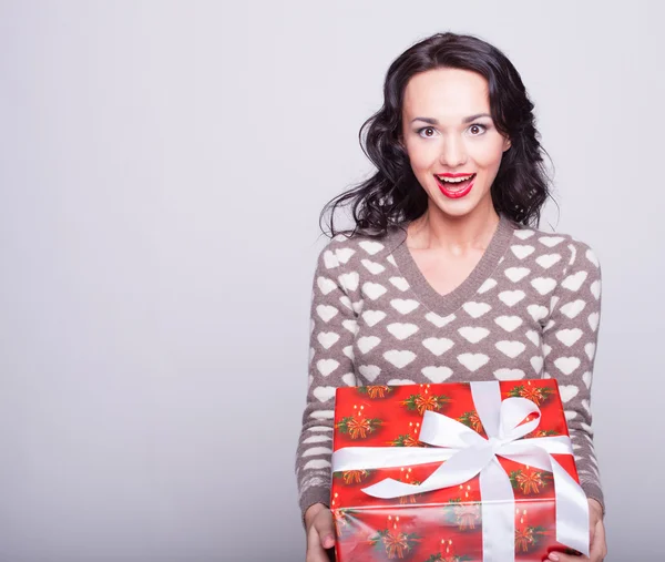 Chica sorprendida con regalo —  Fotos de Stock