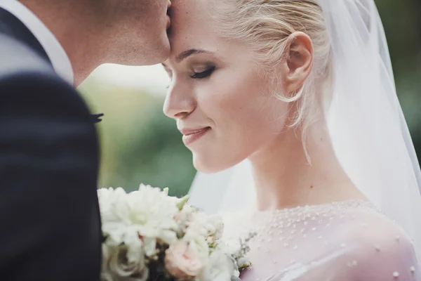 Bruidegom kussen bruid — Stockfoto