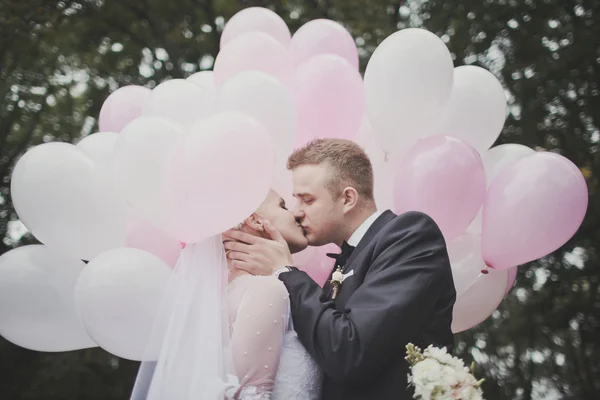 Novio y novia besándose — Foto de Stock