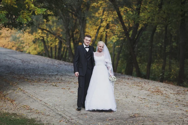 Brudgummen och bruden i park — Stockfoto
