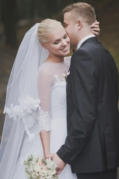 Marié souriant et mariée — Photo