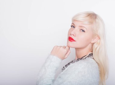 Kırmızı dudaklar ile sarışın