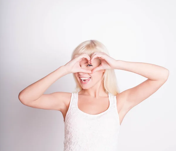 Woman making shape of heart — Stock Photo, Image