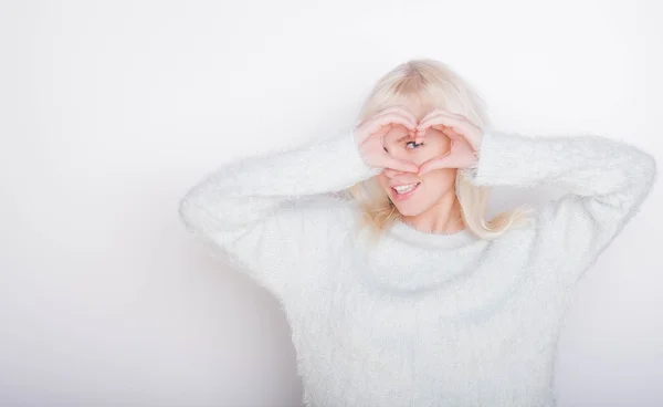 Mujer haciendo forma de corazón —  Fotos de Stock