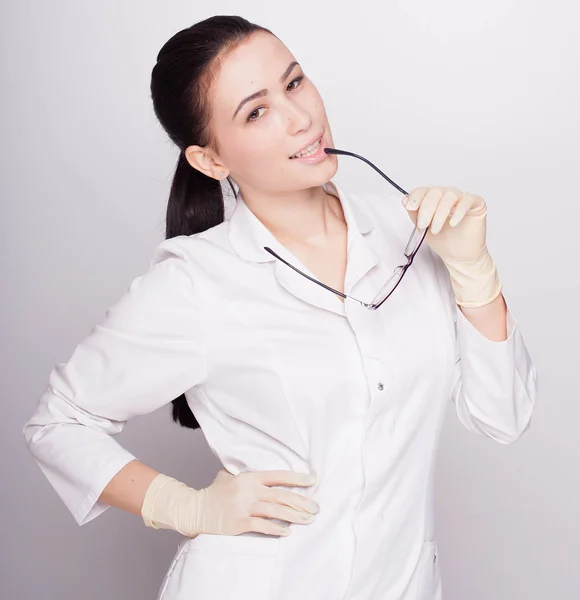 Kvinnliga läkare med glasögon — Stockfoto