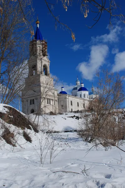 Православный собор зимой на фоне голубого неба — стоковое фото