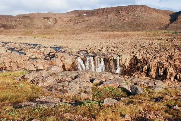 Skalnatá krajina s vodopádem. — Stock fotografie