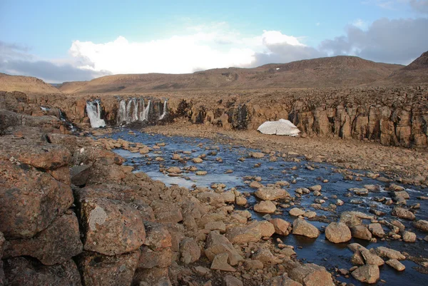 Een rotsachtige landschap met een waterval. — Stockfoto