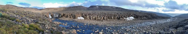 Panorama. wodospad w źródła rzeki. — Zdjęcie stockowe