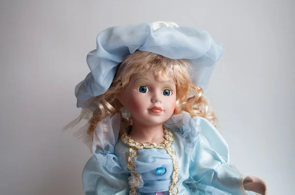 Красивая кукла в антикварном платье — стоковое фото