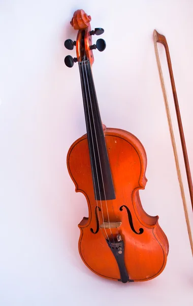 Violino sobre um fundo branco — Fotografia de Stock