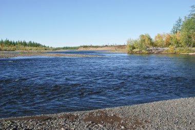 mavi gökyüzünün altında mavi nehir.