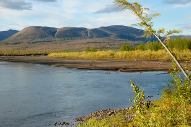 mavi gökyüzünün altında mavi nehir.