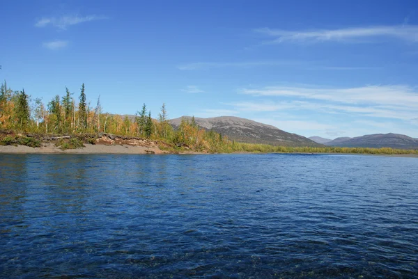 Rivière bleue sous le ciel bleu . — Photo