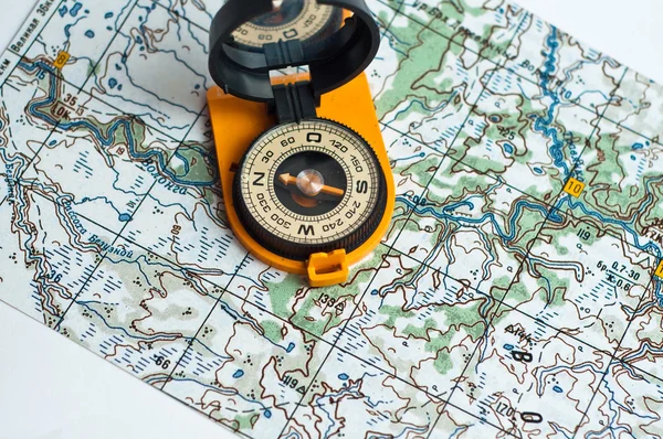 Kompass och karta. — Stockfoto