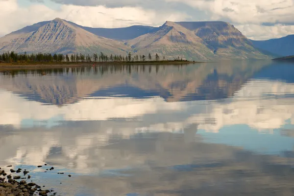 Göl lama ve su bulutlar dağlar içinde gösterilir