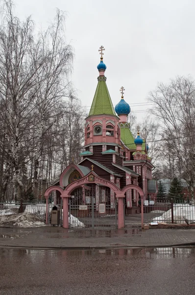 Église en bois Natashinskaja en avril . — Photo