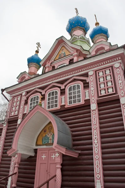 Наташинская деревянная церковь в апреле . — стоковое фото