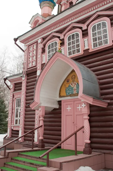 Igreja de madeira de Natashinskaja em abril . — Fotografia de Stock