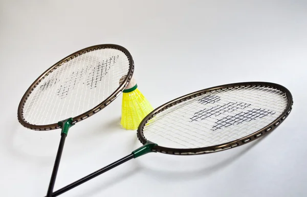 Badmintonracket, badmintonbollen mot vit bakgrund. — Stockfoto