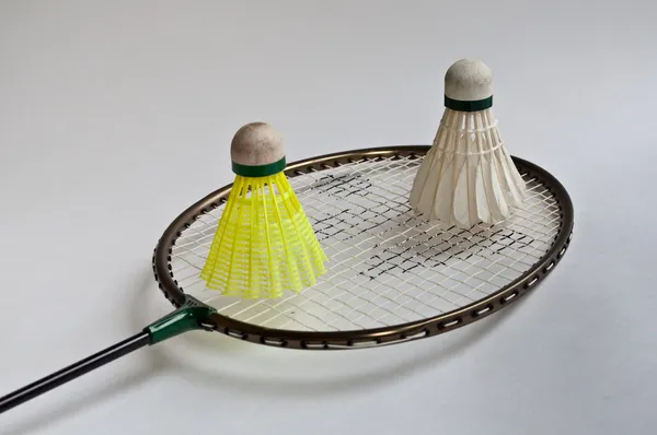 Raqueta de bádminton, volante sobre fondo blanco . — Foto de Stock