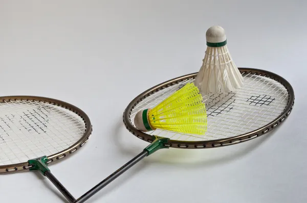 Badmintonschläger, Federball auf weißem Hintergrund. — Stockfoto