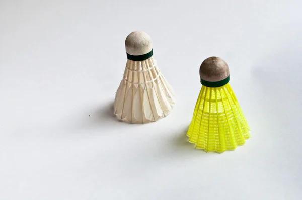 Dva volan pro hraní badmintonu na bílém pozadí. — Stock fotografie