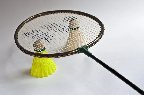 Racchetta Badminton, volano su sfondo bianco . — Foto Stock