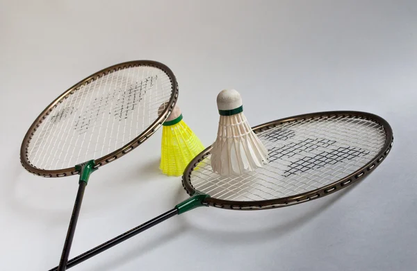 Raqueta de bádminton, volante sobre fondo blanco . — Foto de Stock