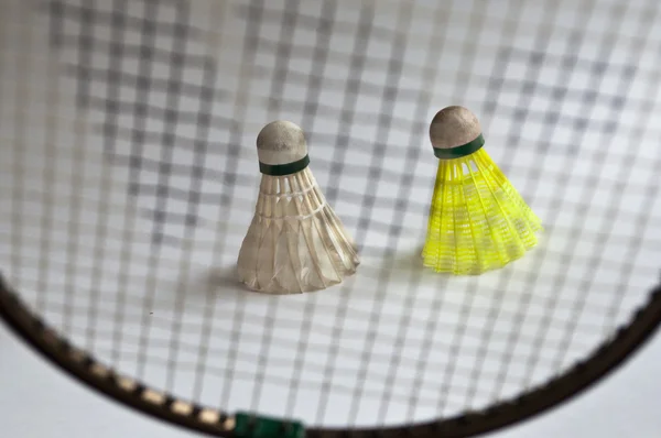 Badmintonschläger, Federball auf weißem Hintergrund. — Stockfoto