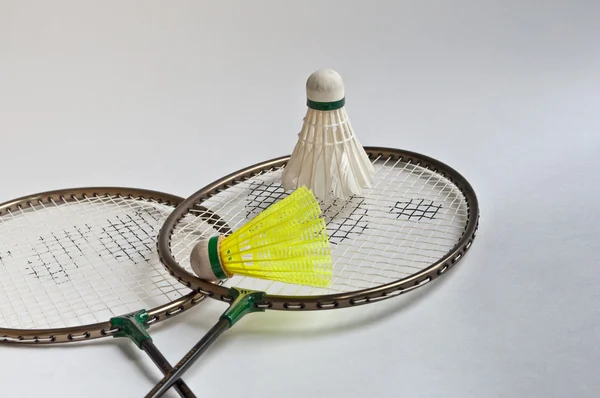 Badmintonschläger, Federball auf weißem Hintergrund. — Stockfoto