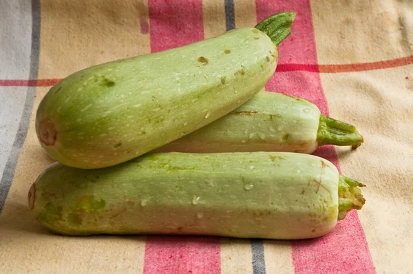 Courgettes humides sur des nappes colorées . — Photo