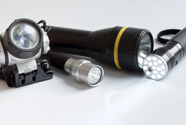 beyaz zemin üzerinde birkaç fenerler.