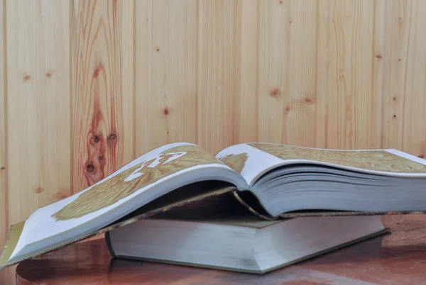 Книга против деревянной поверхности . — стоковое фото