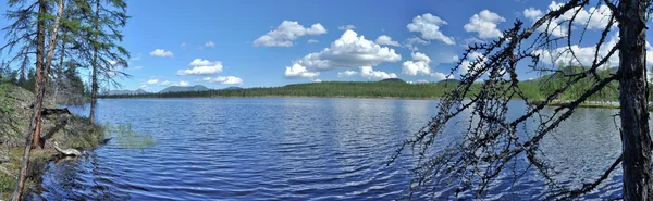 Панорама гор озера на заднем плане . — стоковое фото