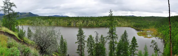 Panorama jeziora góry w tle. — Zdjęcie stockowe