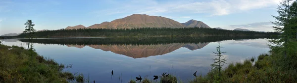 Panorama jeziora góry w tle. — Zdjęcie stockowe