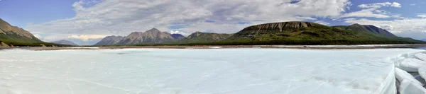 Blick auf das Eisfeld am Fluss im Juli — Stockfoto