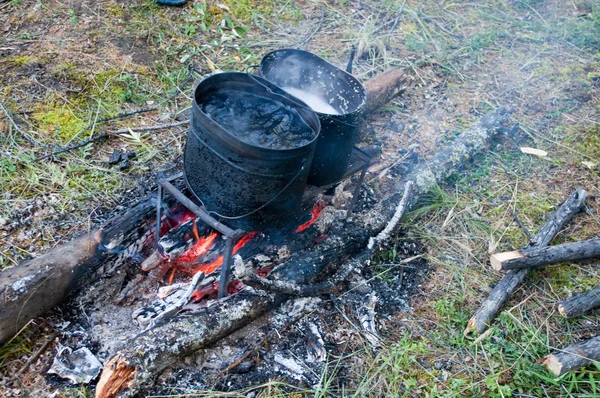 Cozinhar em uma fogueira . — Fotografia de Stock