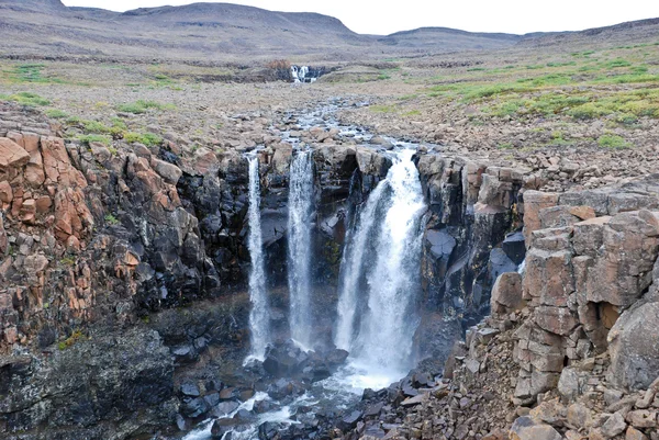 Paisaje con rocas y una cascada . —  Fotos de Stock