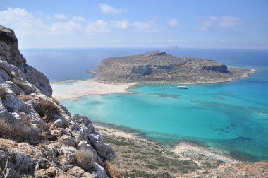 Ege Denizi'nde ada Sahili.