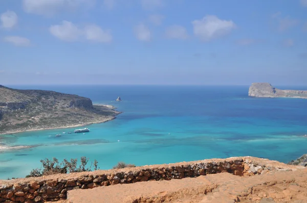 Costa de la isla en el mar Egeo . — Foto de Stock