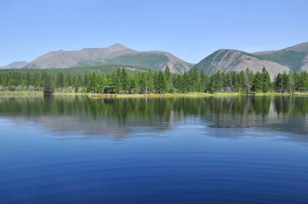 湖と山の反射の風景 — ストック写真