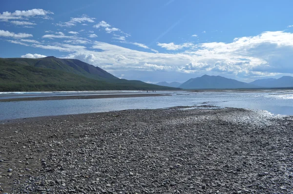 Pebble spottar i flodbädden suntar. — Stockfoto