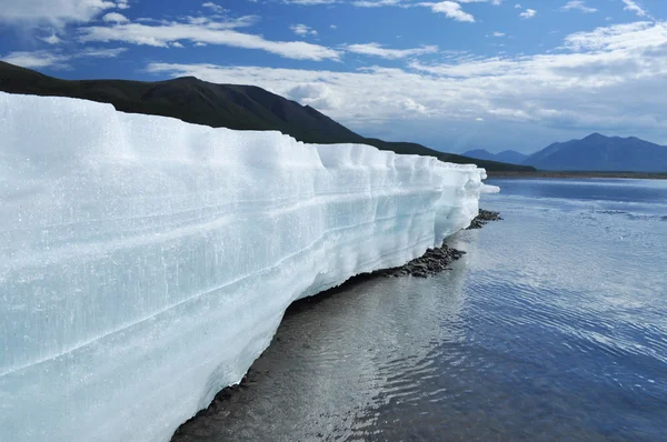 Trvalé ledové pole v slapový průliv Jakutská řeka. — Stock fotografie
