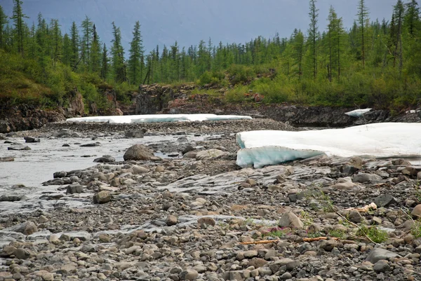 山の川の tideway で氷原. — ストック写真