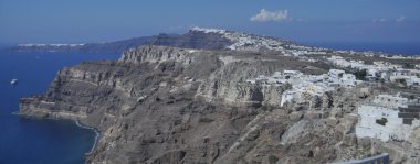 Ege Denizi Adası'nın kayalık sahil.