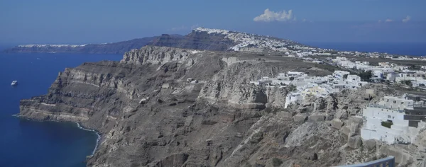 Ege Denizi Adası'nın kayalık sahil. — Stok fotoğraf