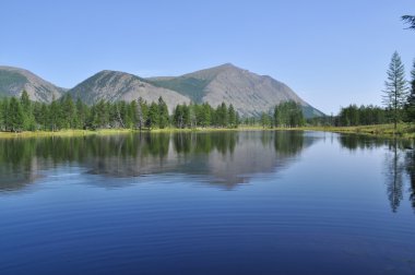 göl ve dağların yansımalar