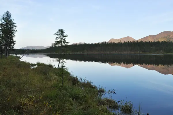 Paisaje del lago y reflejos de las montañas —  Fotos de Stock